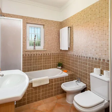 Casa de Férias 4-schlafzimmer-villa- Garten- Pool- By Interhome *