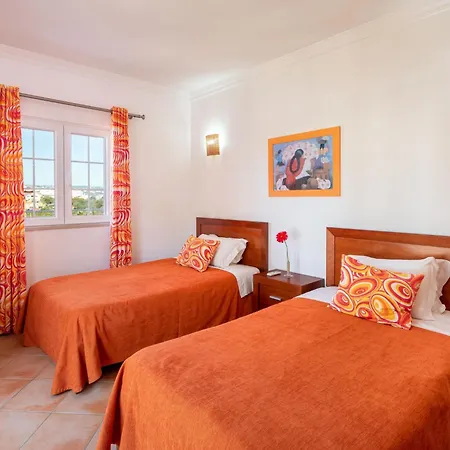 4-schlafzimmer-villa- Garten- Pool- By Interhome *