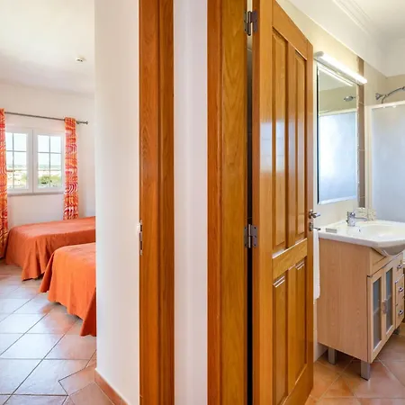 4-schlafzimmer-villa- Garten- Pool- By Interhome Feriehus